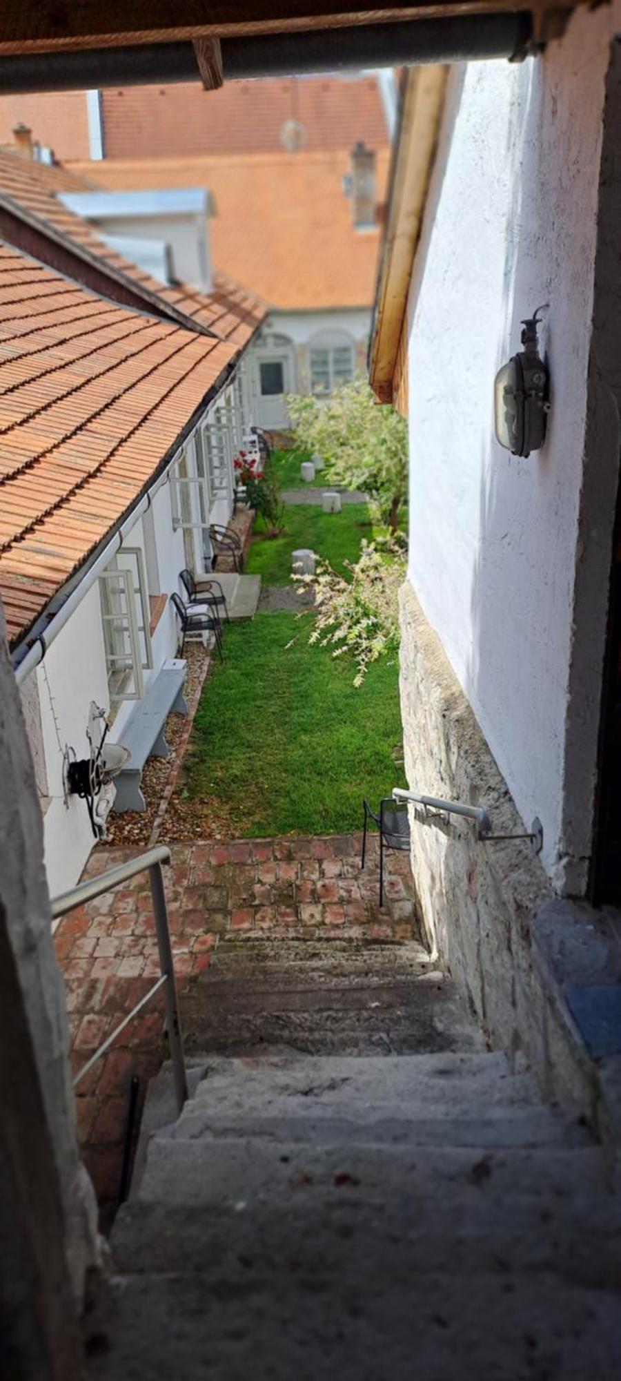 Plitzner Belvarosi Apartmanhaz Eger Buitenkant foto