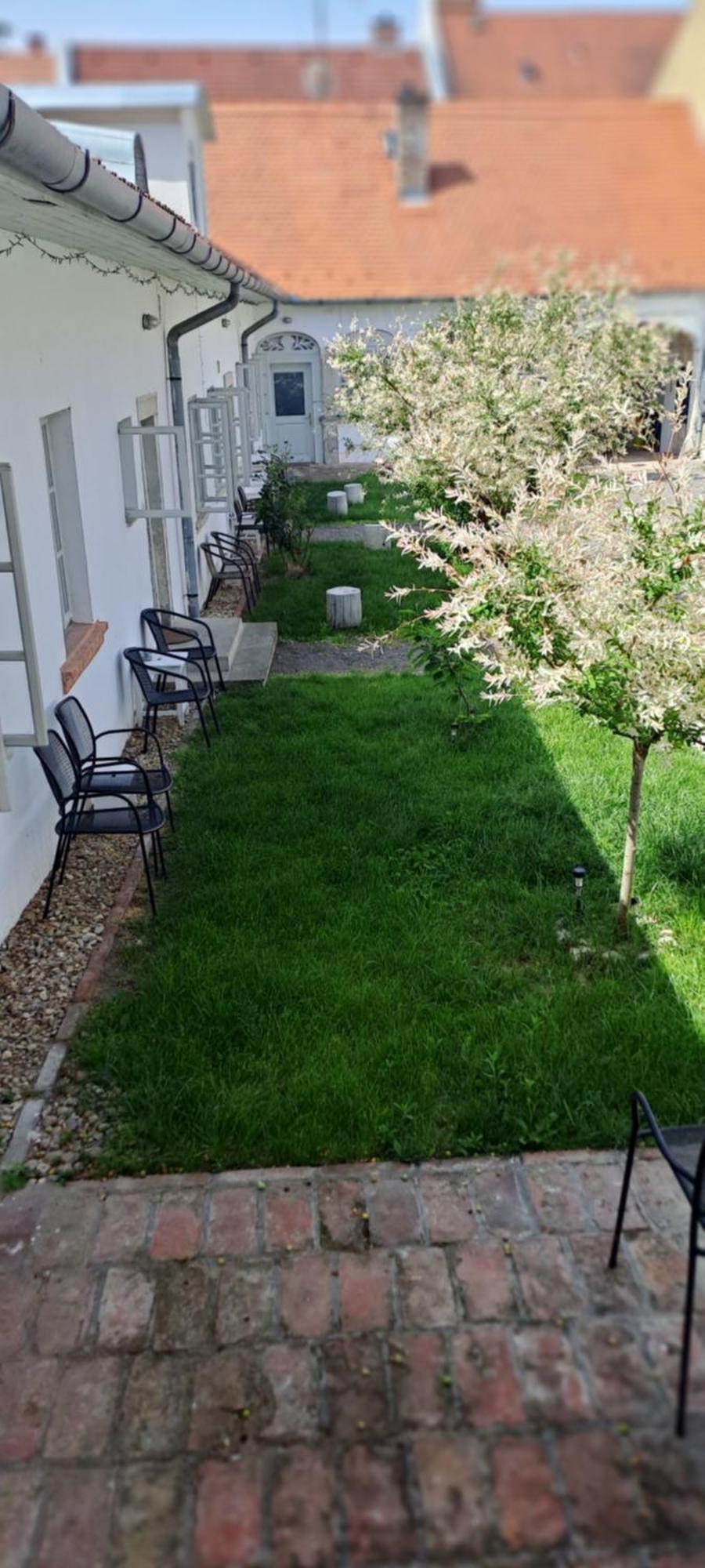 Plitzner Belvarosi Apartmanhaz Eger Buitenkant foto