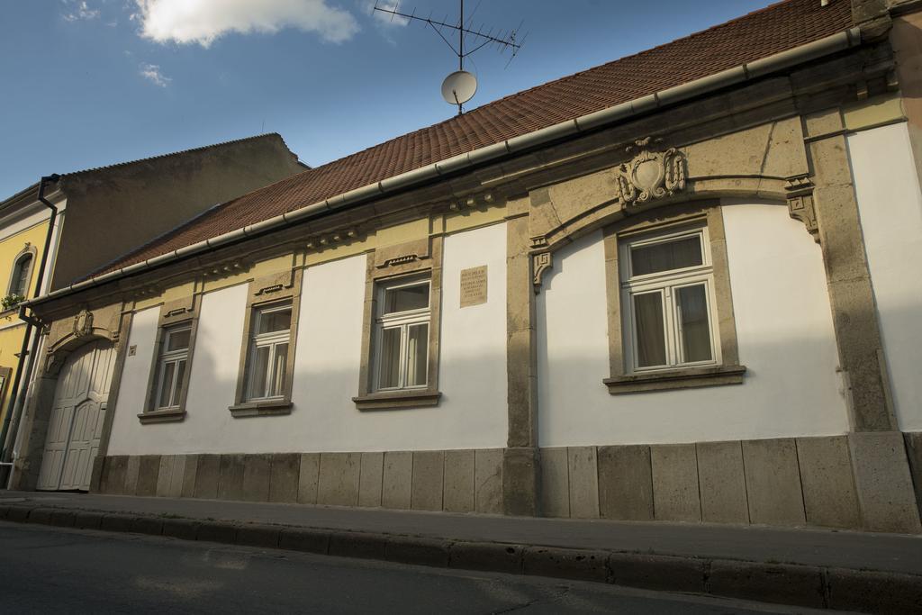 Plitzner Belvarosi Apartmanhaz Eger Buitenkant foto