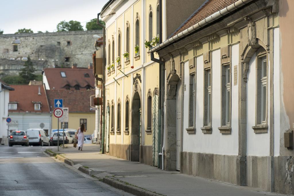 Plitzner Belvarosi Apartmanhaz Eger Buitenkant foto